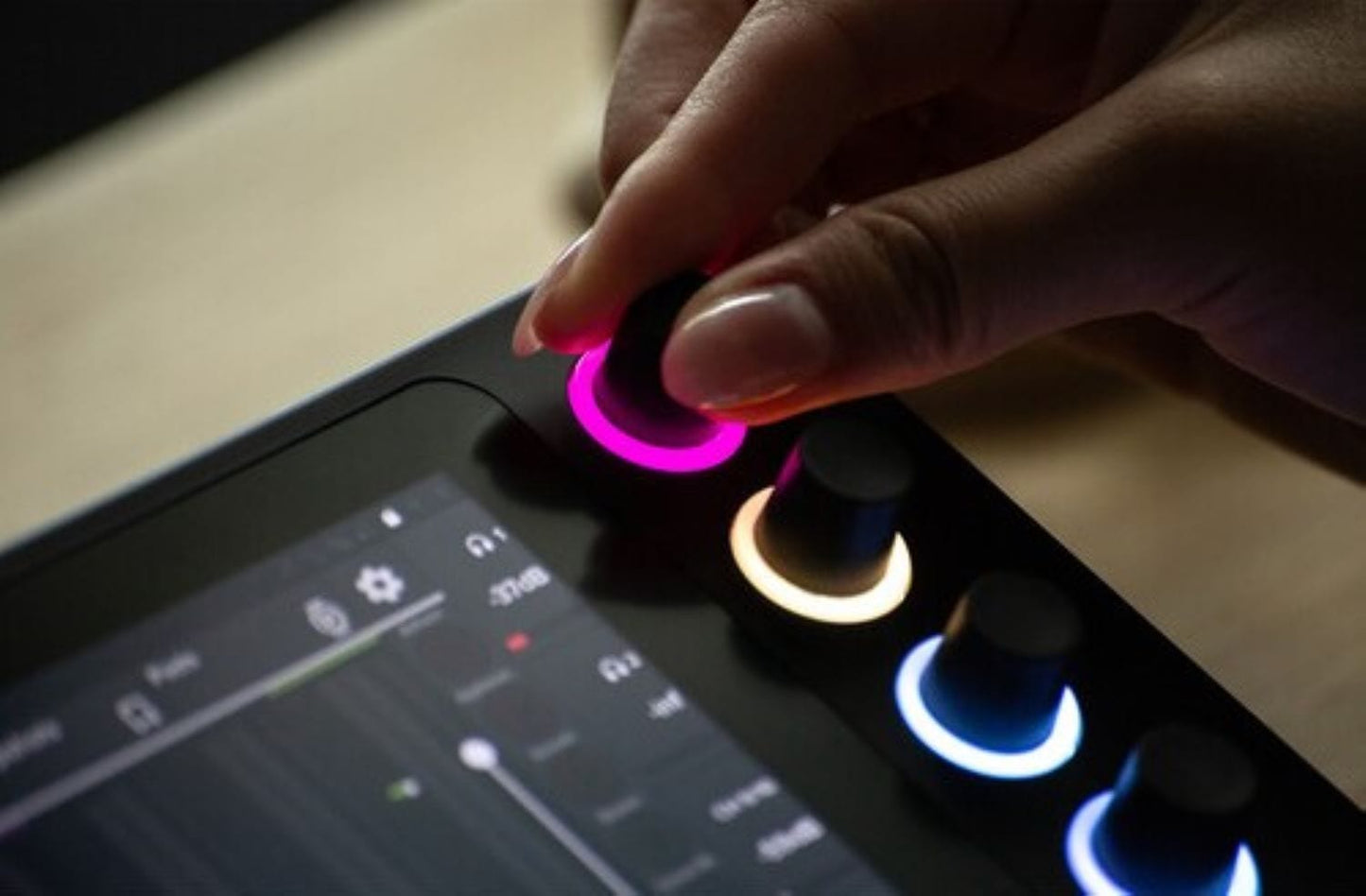 Mackie DLZ Creator XS Compact Adaptive Digital Mixer for Podcasting and Streaming with Mix Agent